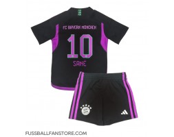 Bayern Munich Leroy Sane #10 Replik Auswärtstrikot Kinder 2023-24 Kurzarm (+ Kurze Hosen)